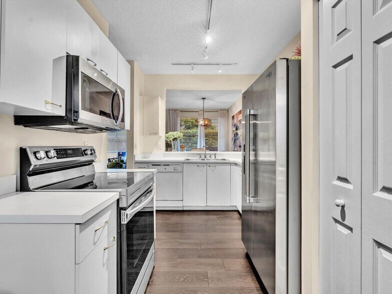 Building Photo - 20930 Via Azalea