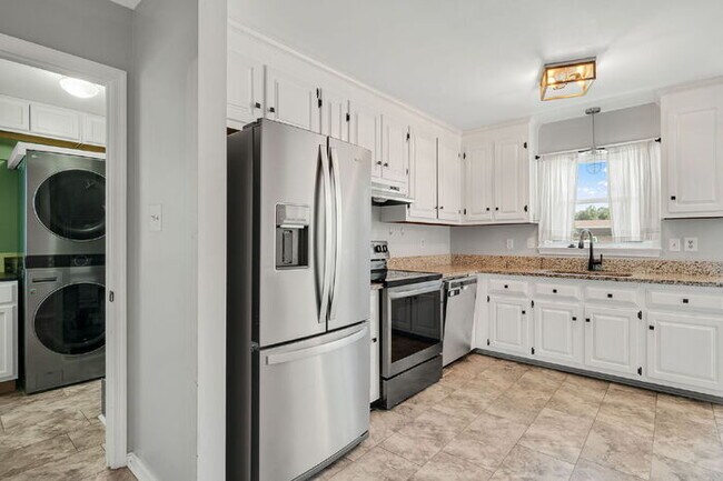 Building Photo - Beautifully Updated Single-Family Home in ...