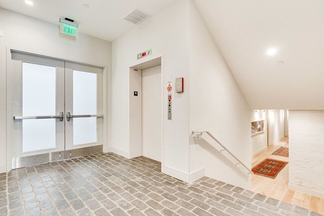 Building Photo - Stunning Capitol Hill One-Bedroom!