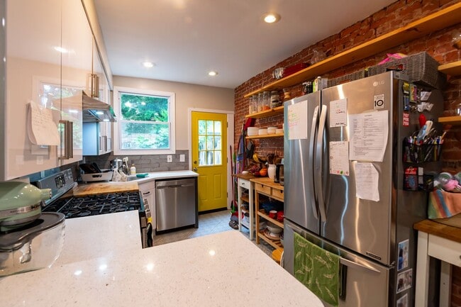 Building Photo - Two Bed East Kensington Townhouse