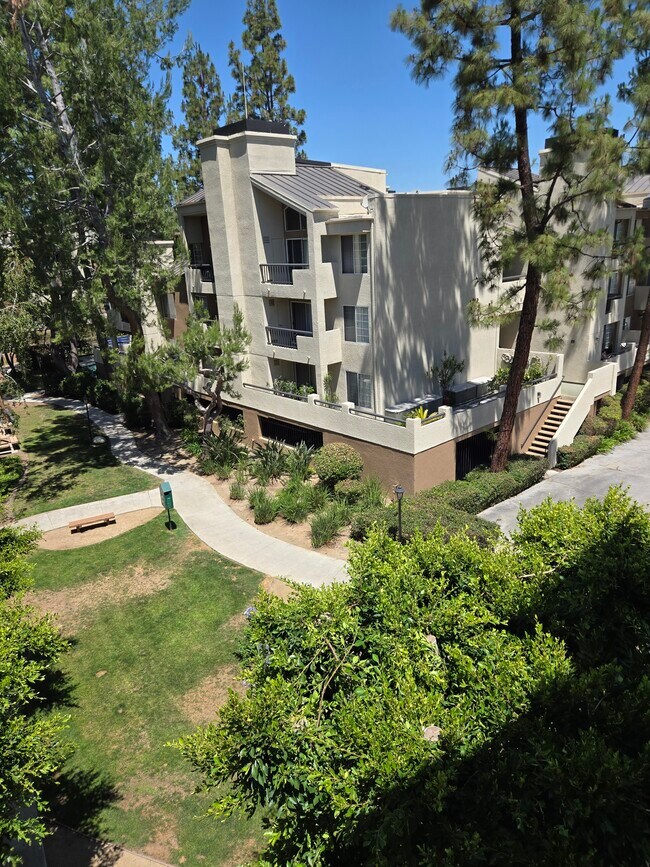 Building Photo - 5520 Owensmouth Ave