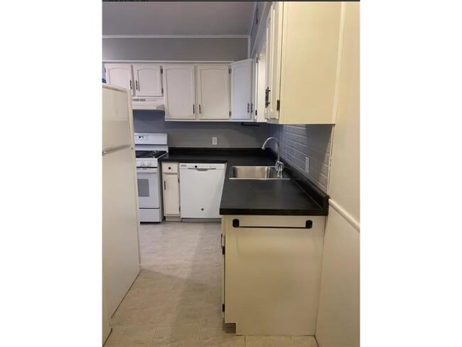Building Photo - 316 W 64th St