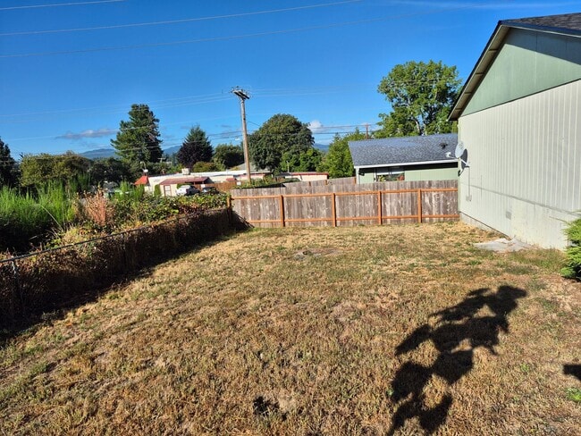 Building Photo - Upgraded 2 Bedroom Duplex Walking Distance...