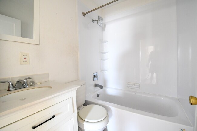 Building Photo - 2701 Rose Dr
