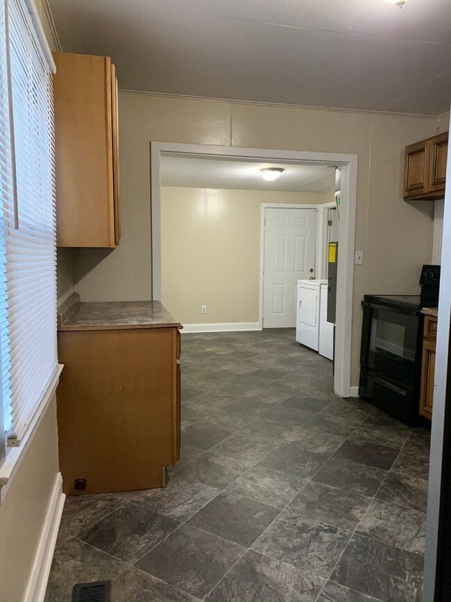 Building Photo - South end 3 Bedrooms 1 1/2 baths