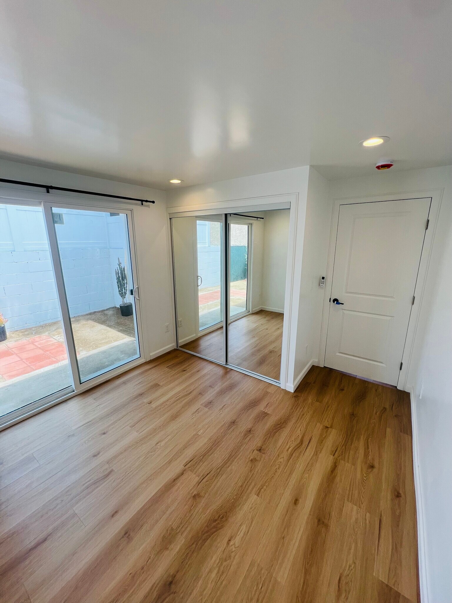 Building Photo - 1553 W 106th St