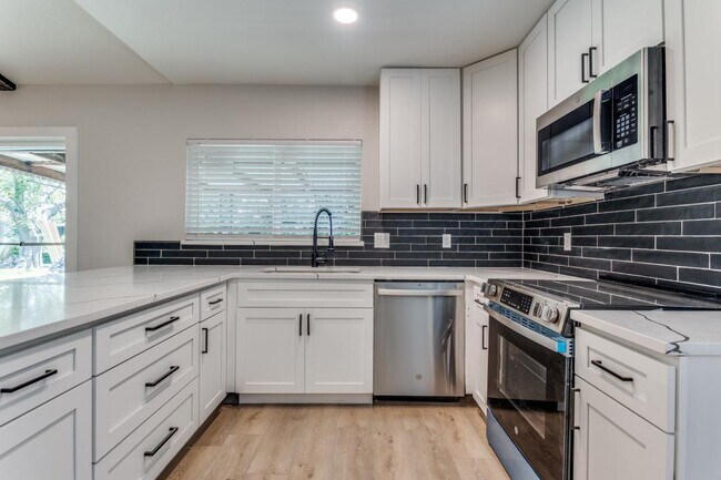 Building Photo - 4825 Cloverdale Ln