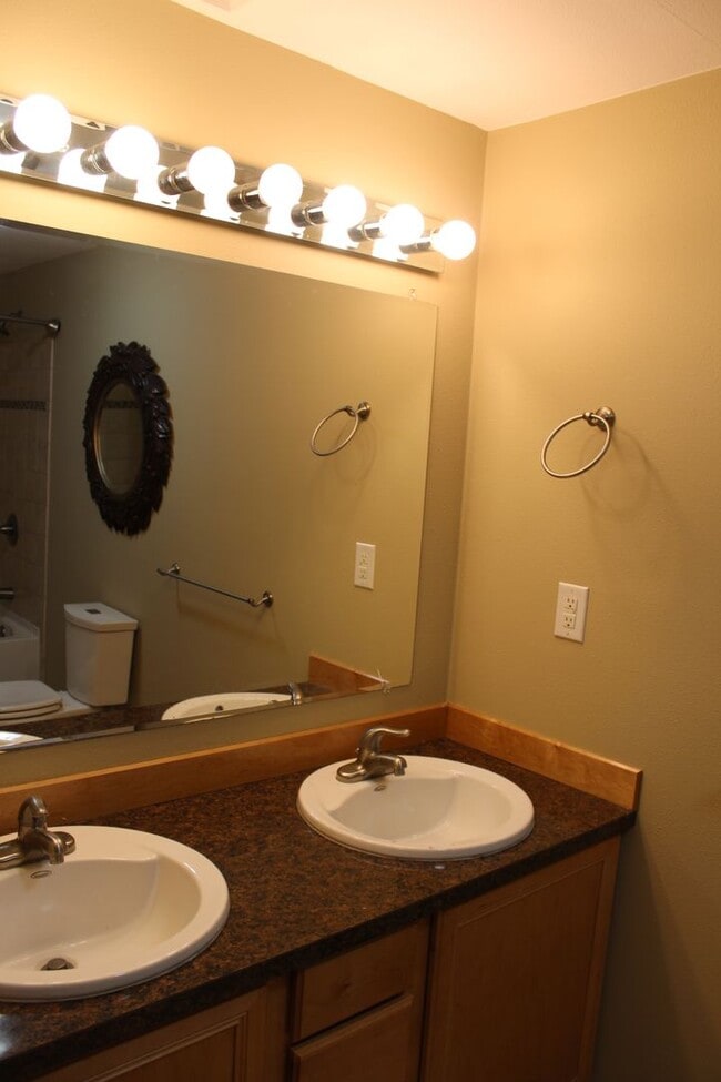 Building Photo - Beautiful 4 bedroom Rambler home with shop...