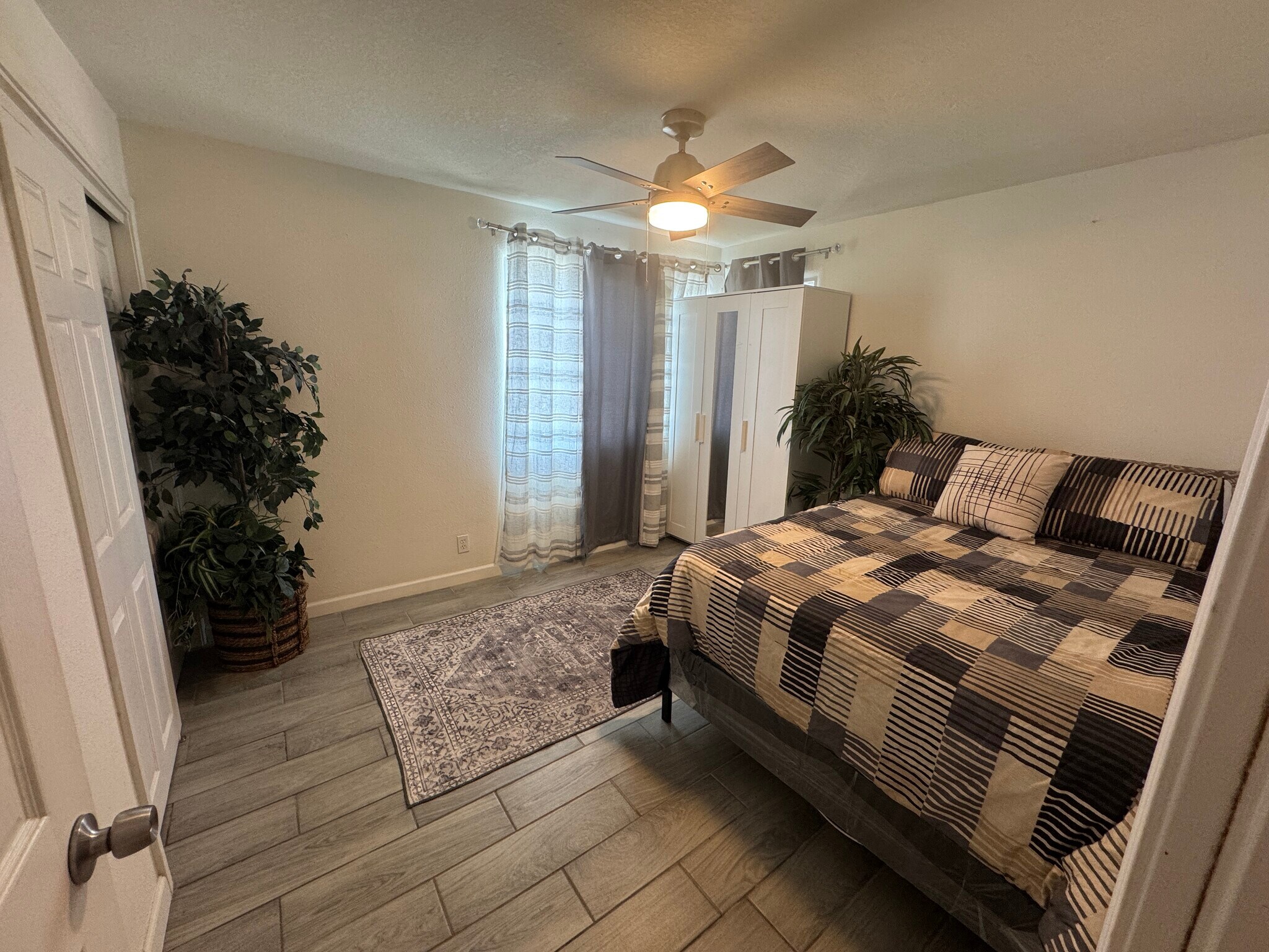 Guest bedroom - 214 N Horne