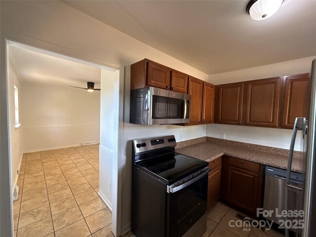 Building Photo - 1928 Russell Ave