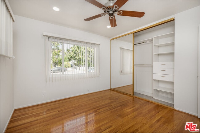 Building Photo - 256 S Doheny Dr