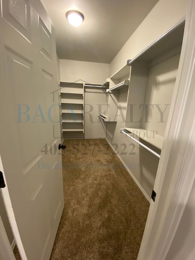 Building Photo - 3br 2ba duplex with 2 car garage!