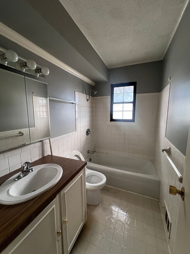 Building Photo - Cozy 2-Bedroom Apartment with Convenient First-Floor Living