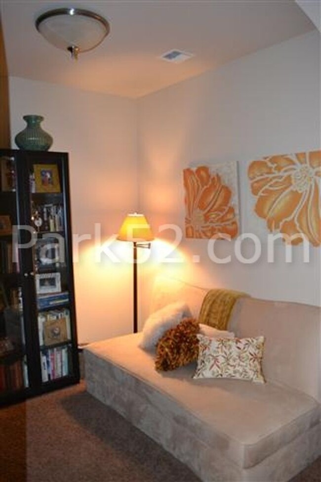 Building Photo - 1 Bed 1.5 Bath Theater District Condo + Am...