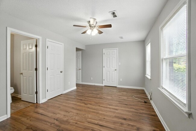 Building Photo - Updated Brick Condo in the Heart of Downto...