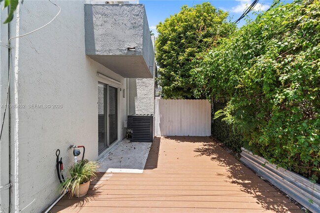 Building Photo - 3597 SW 17th St