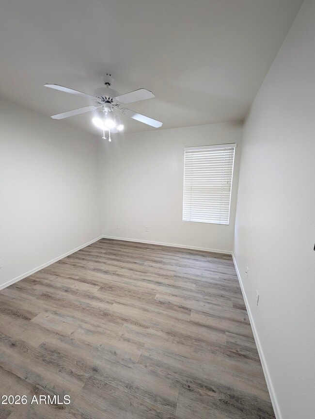 Building Photo - 2325 E Lakecrest Dr