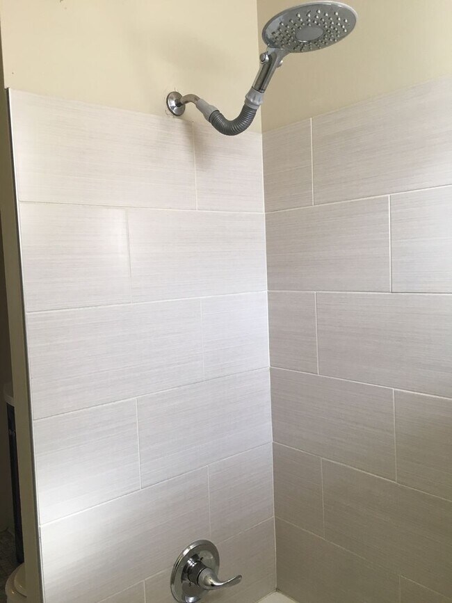 Building Photo - Spacious 2 Bed / 1 Bath Available July 10 | $1,625 | Pet Friendly + Free Storage