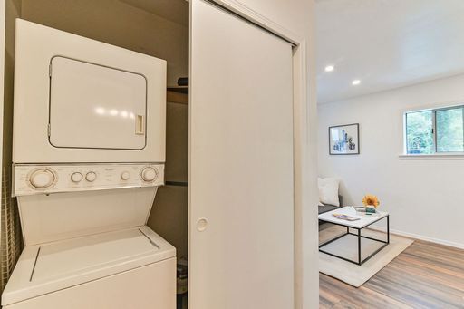 Building Photo - Beautiful top floor 1 bedroom 1 bathroom apartment on Lower Queen Anne