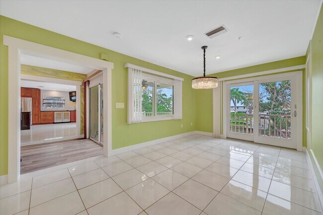 Building Photo - Stunning Annual Rental: Luxury Coastal Living on Longboat Key | 6 Bed | 5.5 bath | 4 car | Pool