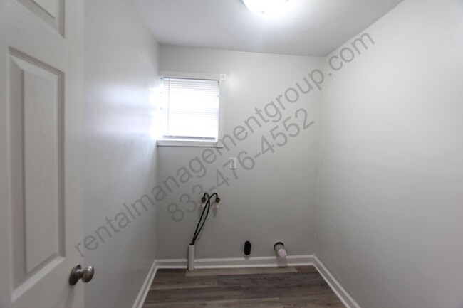 Building Photo - Totally Renovated! 2 Bedroom 1 Bath - New ...