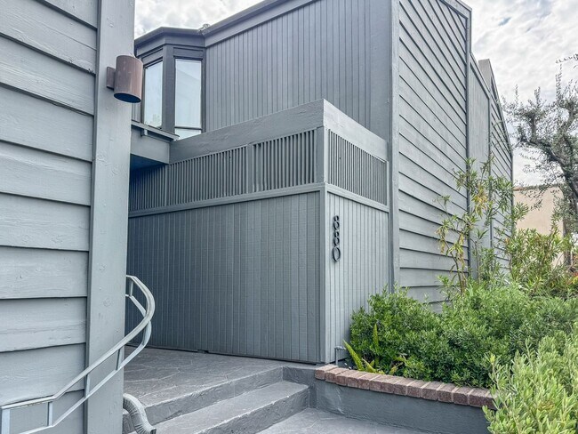 Building Photo - 880 Hilldale Ave
