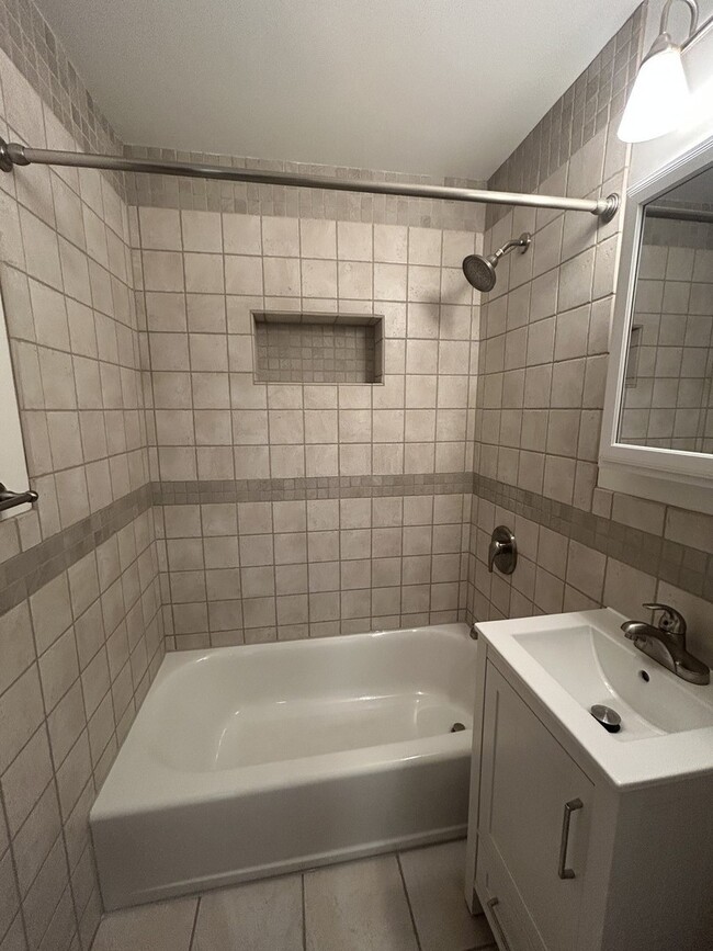 Building Photo - 946 E Grant Dr