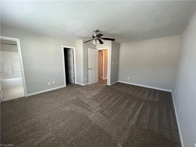 Building Photo - Fabulous 3BR 2.5BA Townhome with Community...
