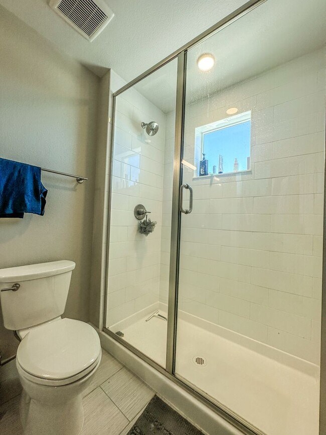 Building Photo - Beautiful "Like New" Large 2Bd 2Ba condo W/ amazing views of the flatirons!