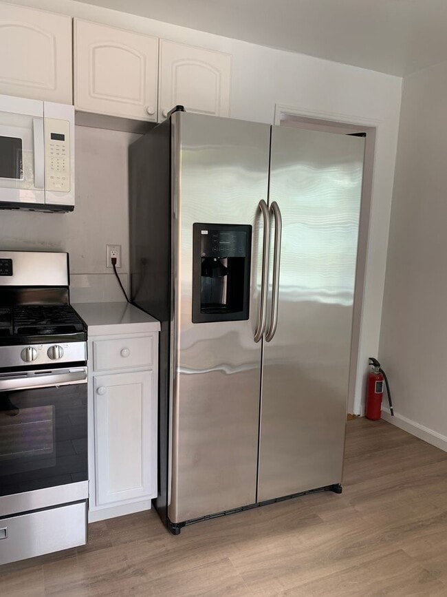Building Photo - Spacious 2 bedroom