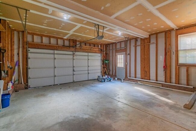 Building Photo - Beautiful 4-bedroom 2.5 bath home in desirable Brownes Ferry subdivision