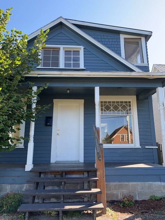 Building Photo - 4 Bedroom Home for Rent in the York Neighborhood!