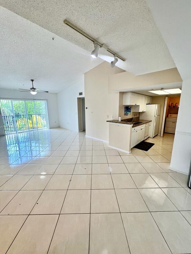 Building Photo - 400 Crestwood Ct N
