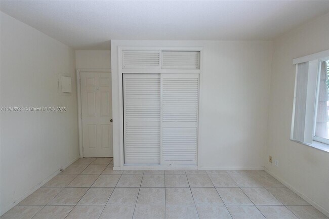 Building Photo - 8900 NW 38th Dr