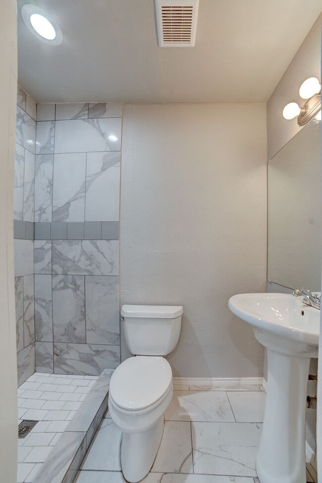 Building Photo - Fully furnished condo unit - all bills paid