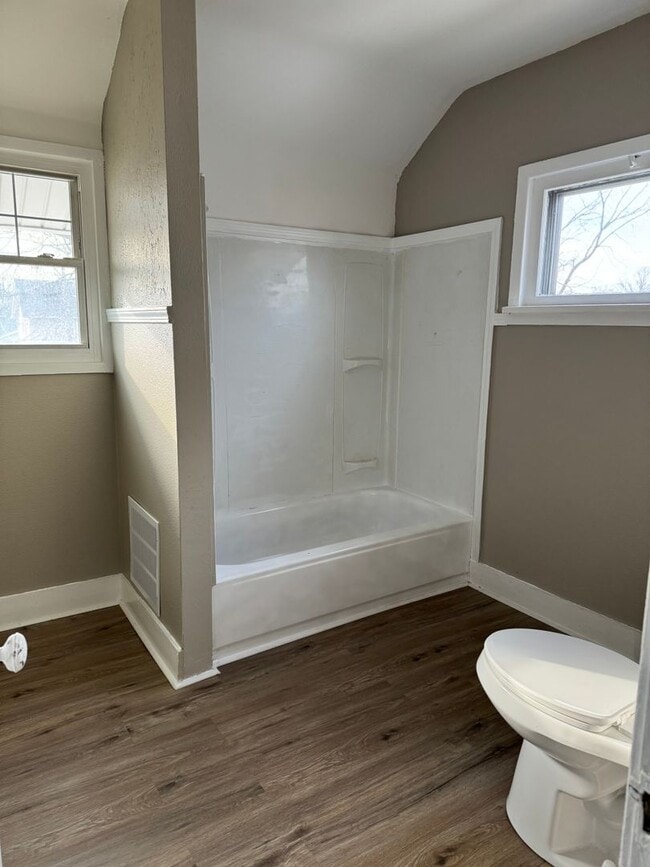 Building Photo - Bonus room