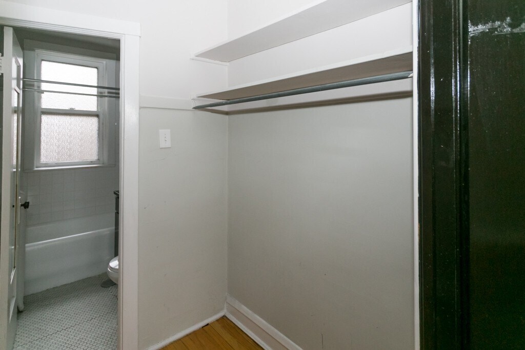 Building Photo - 2105 W Ainslie St