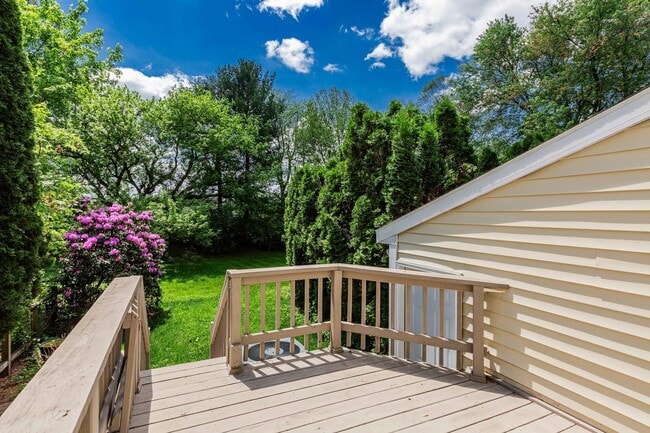 Building Photo - Updated Townhouse with Deck, Basement, New...