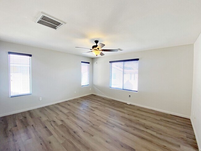Building Photo - 4 BEDROOM + DEN 3 BATH HOME IN NORTHWEST