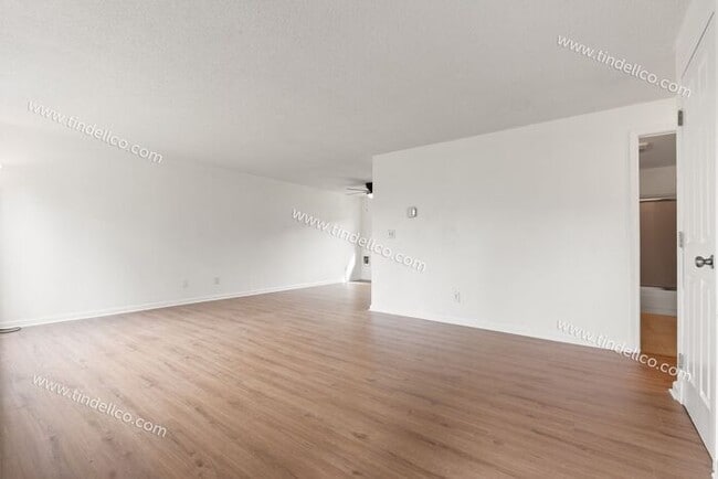 Building Photo - Updated 2BR w/ Utilities & Parking Include...