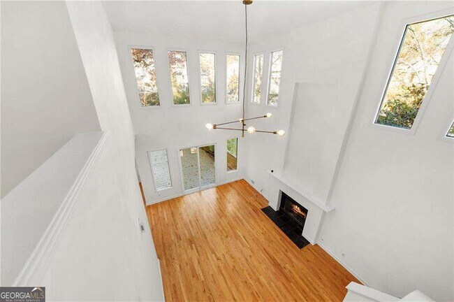 Building Photo - 1086 Pine Grove Ave NE