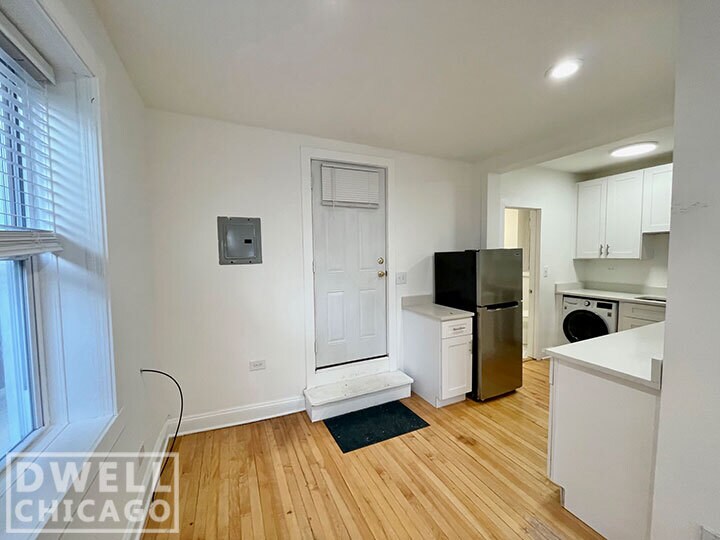 Building Photo - 1851 W Dickens Ave