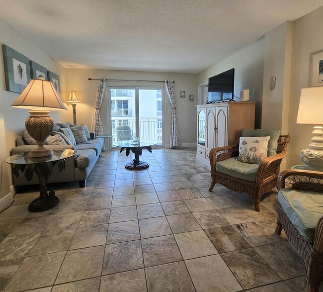 Building Photo - 1161 Hillsboro Mile