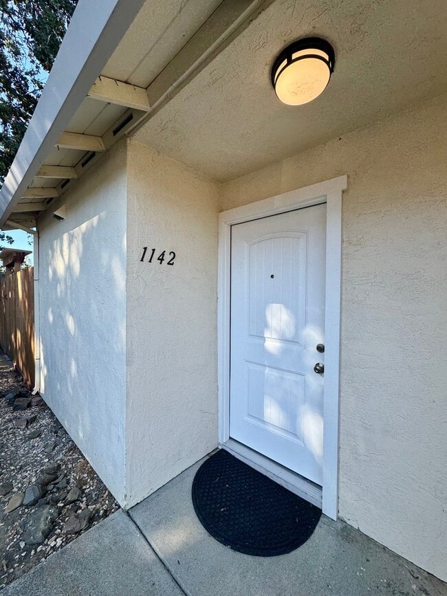 Building Photo - TRO1140-1142