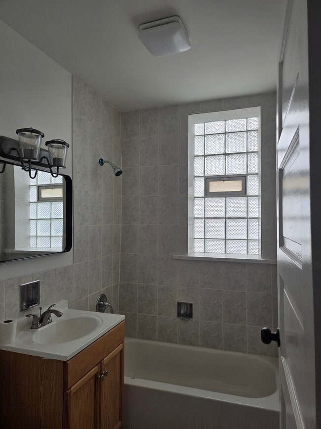 Building Photo - 1425 W 62nd St