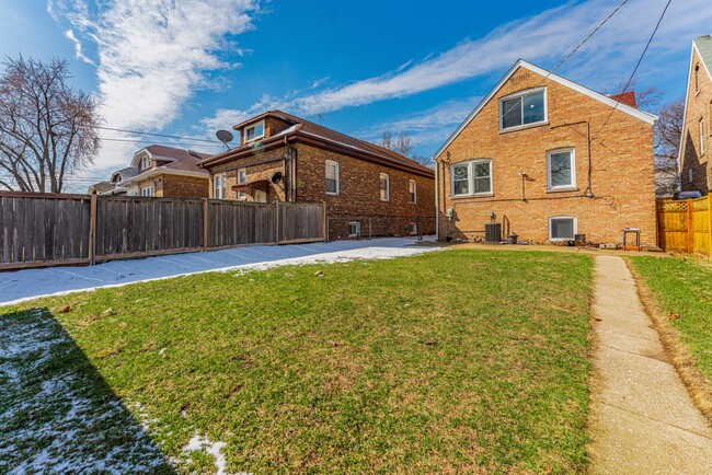 Building Photo - 2817 Maple Ave