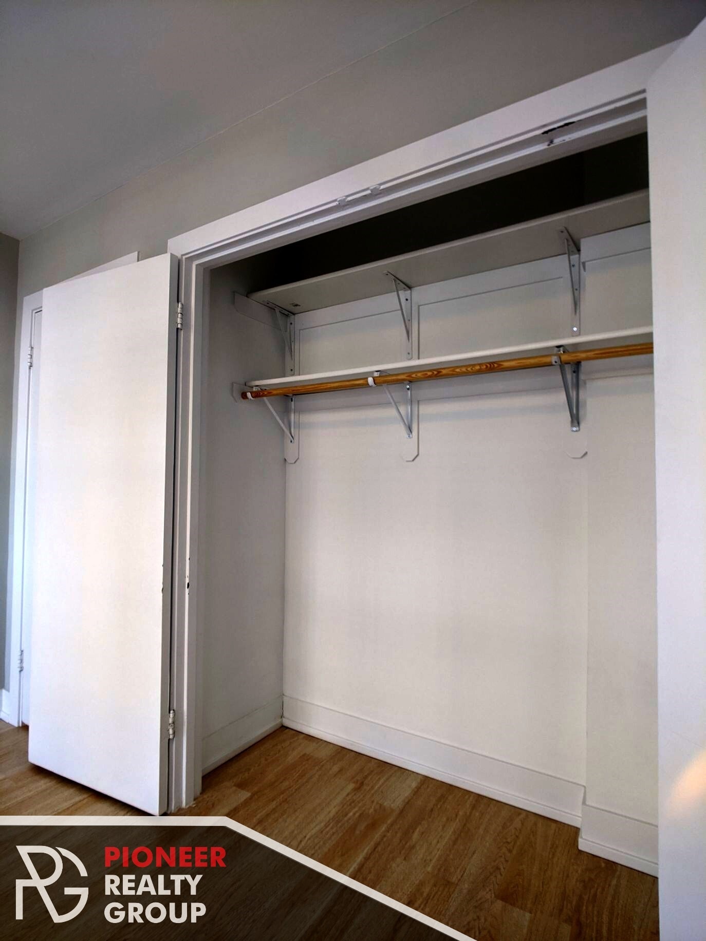 Building Photo - 429 W Wellington Ave