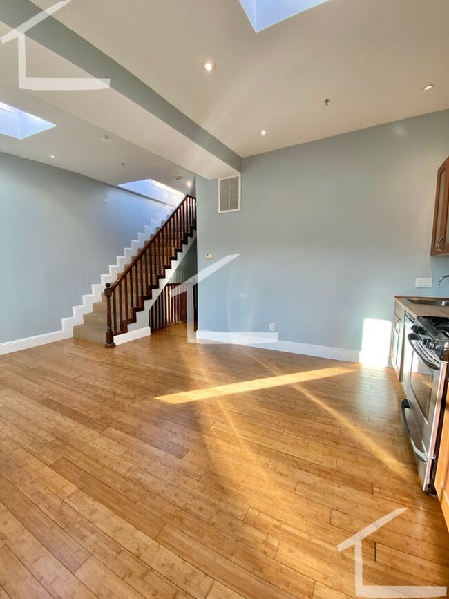 Building Photo - TOP FLOOR 2 BED 2 FLOORS + Private Rooftop Deck!!! Available 9/1/26