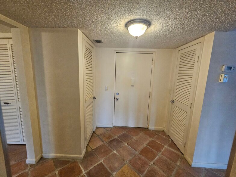 Building Photo - 4770 Fountains Dr S