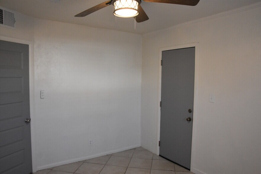 Building Photo - 1514 W Palmer Dr.